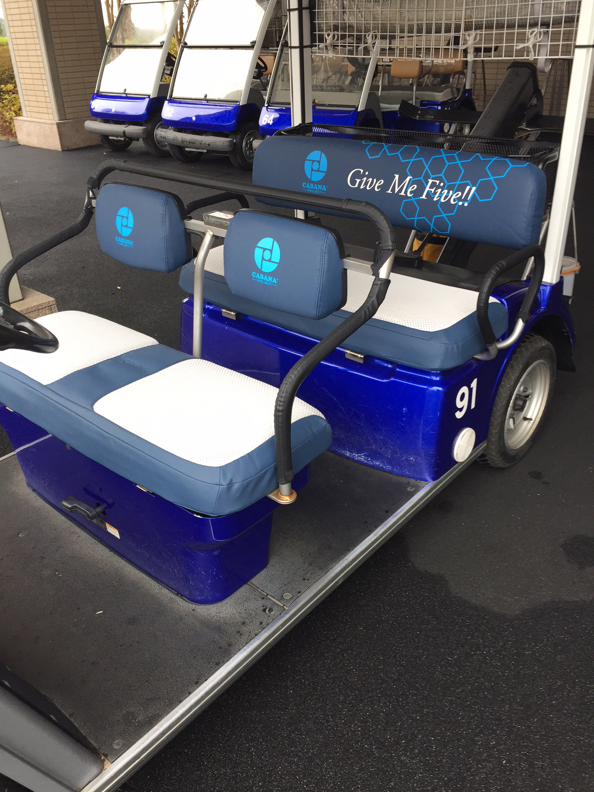 全国のゴルフ場で導入されているゴルフカート用シートカバー